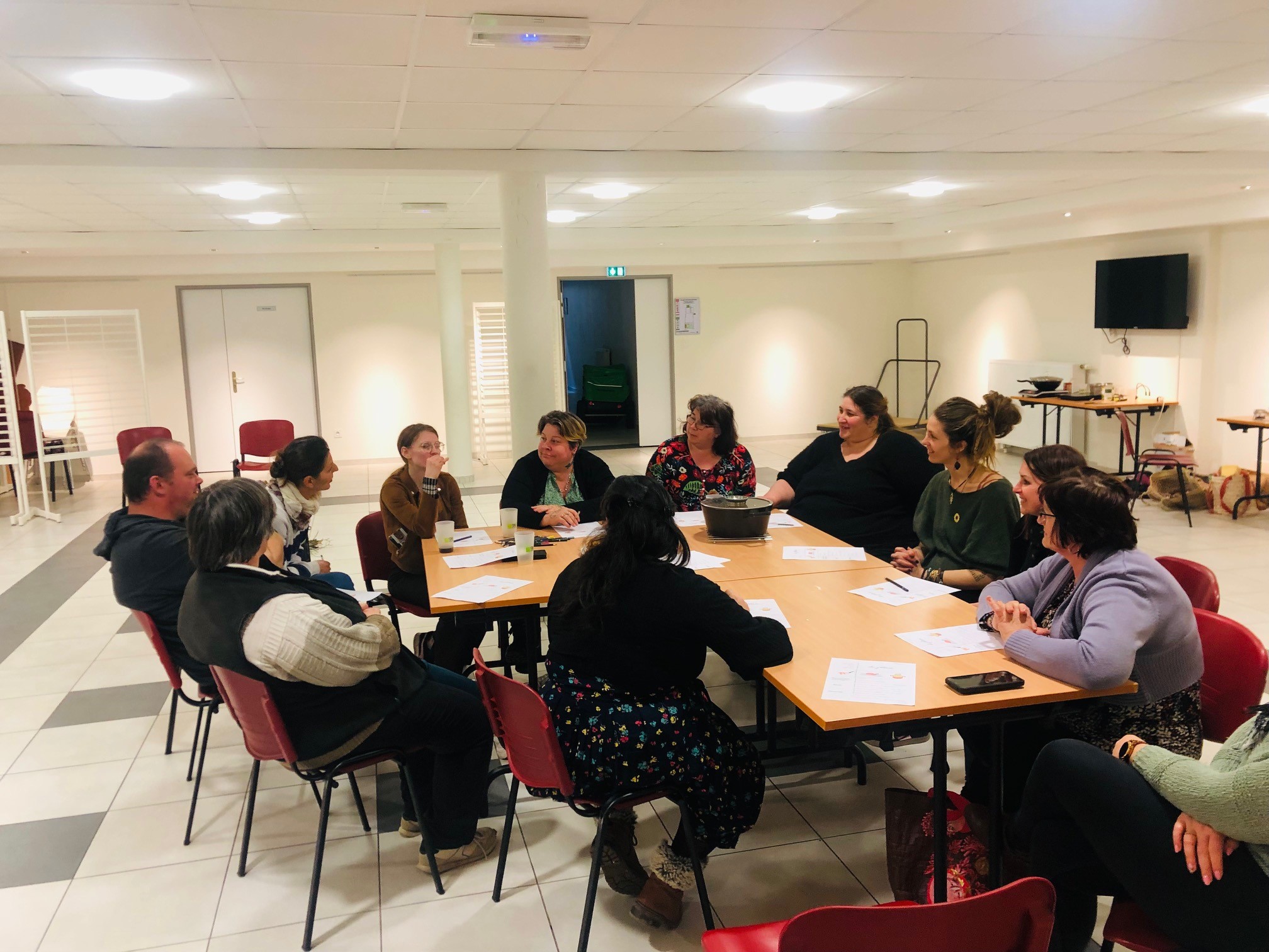 personnes assises autour d'une table